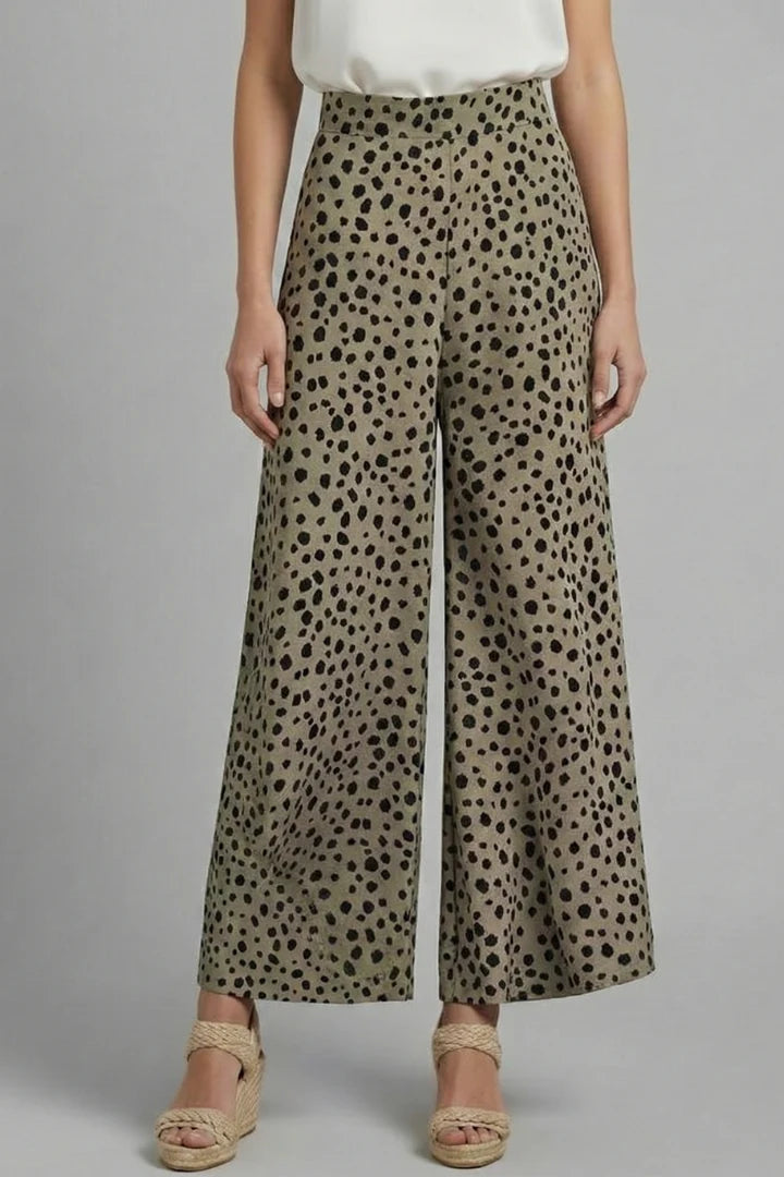 Pantalon large fluide femme taille haute motif léopard. Élégant et confortable en polyester.
