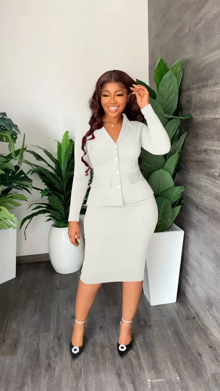 Style moderne femme, tailleur jupe avec veste col chemise, idéal pour le bureau.