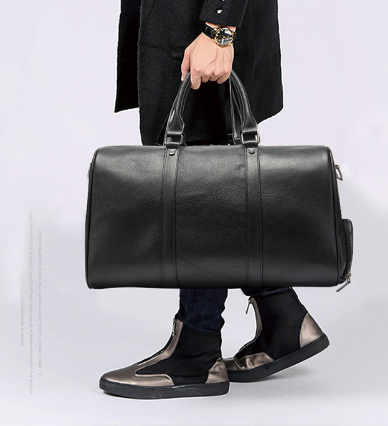 Sac de voyage homme en cuir marron, style duffle élégant, avec compartiment chaussures pour affaires.