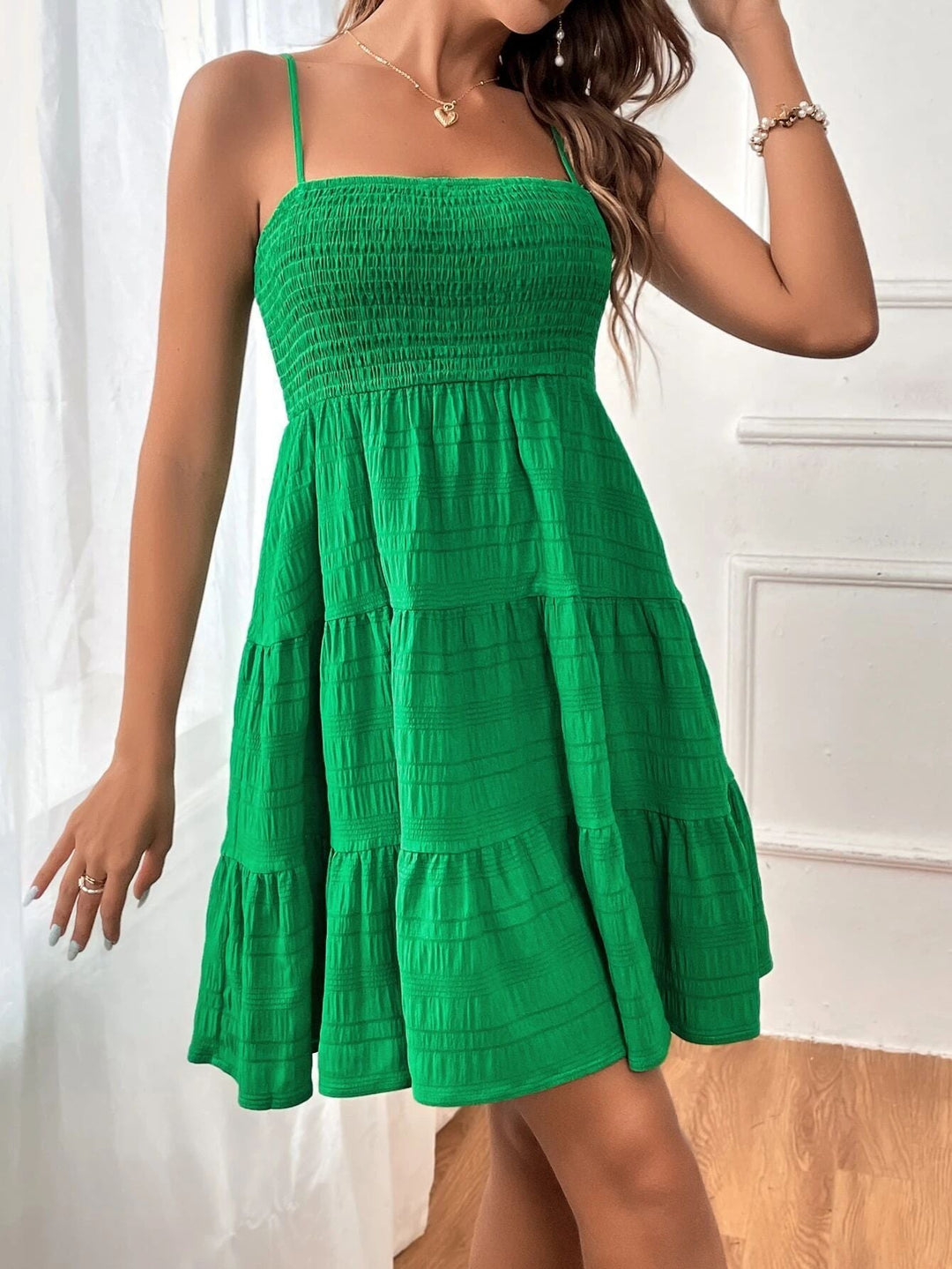 Robe femme texturée fluide, longueur mini. Un choix chic et décontracté pour les journées d'été.