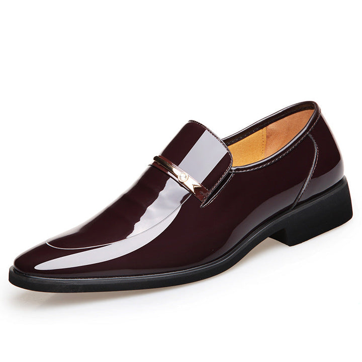 Paire de mocassins homme formels, couleur intense, bout pointu et ornement métallique. Parfait pour la ville.