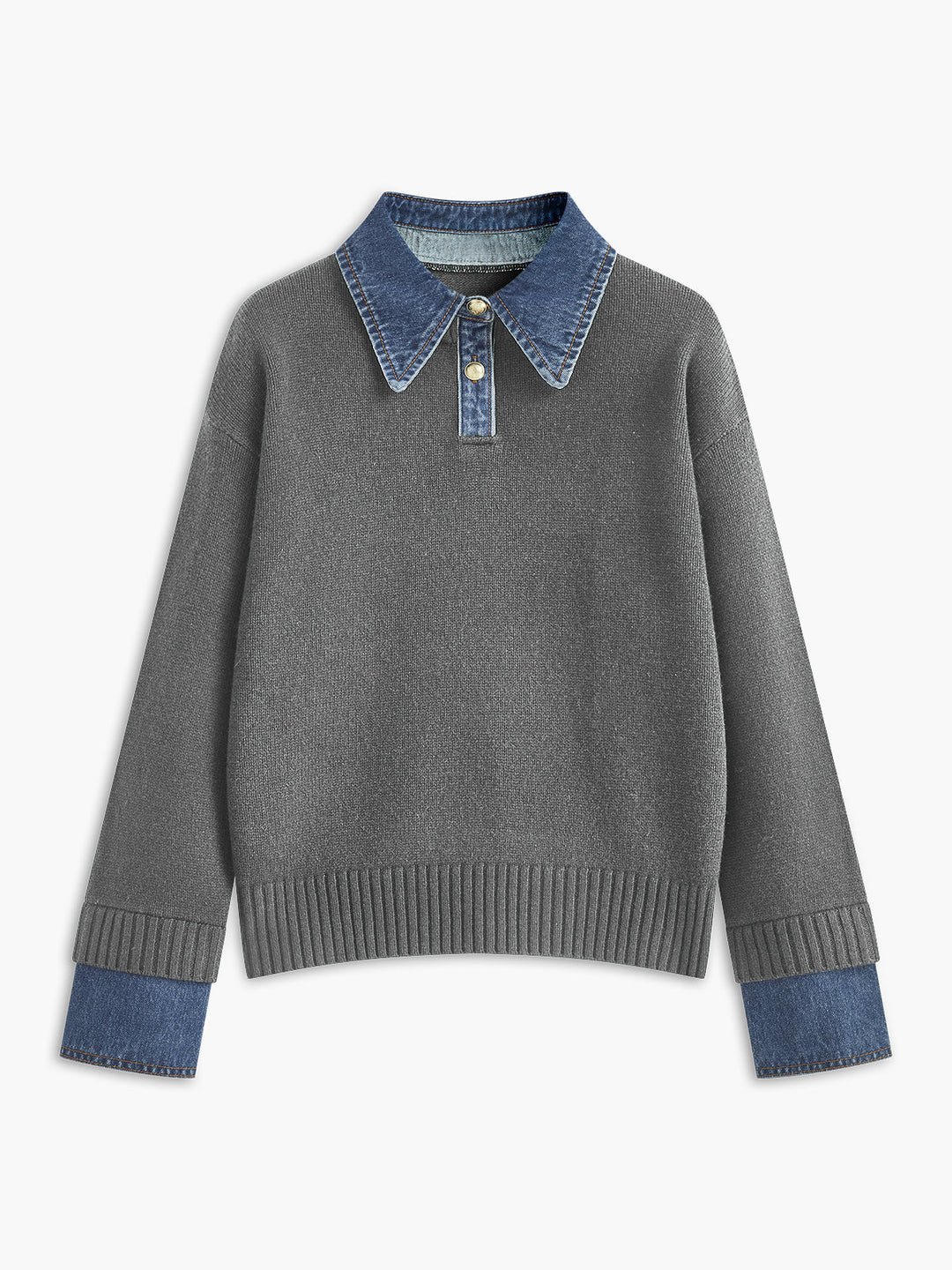 Femme portant un pull superposé avec col chemise denim intégré. Idéal pour la mode femme automne/hiver.