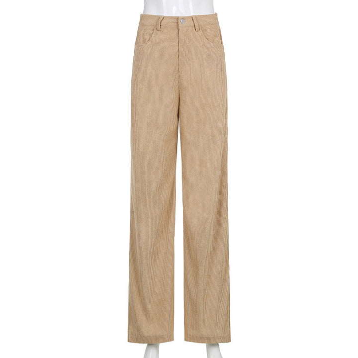 Zoom sur la texture côtelée du pantalon femme marron, coupe fluide et décontractée, très chic et stylé.