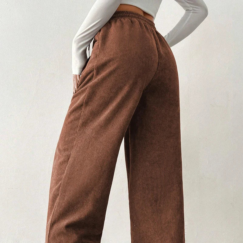 Femme portant un pantalon large en velours côtelé, pour une tenue décontractée et confortable d'automne.