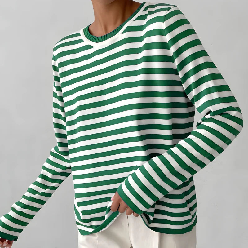 Pull femme moderne et rayé, manches longues, pour un look chic et décontracté automne-hiver.