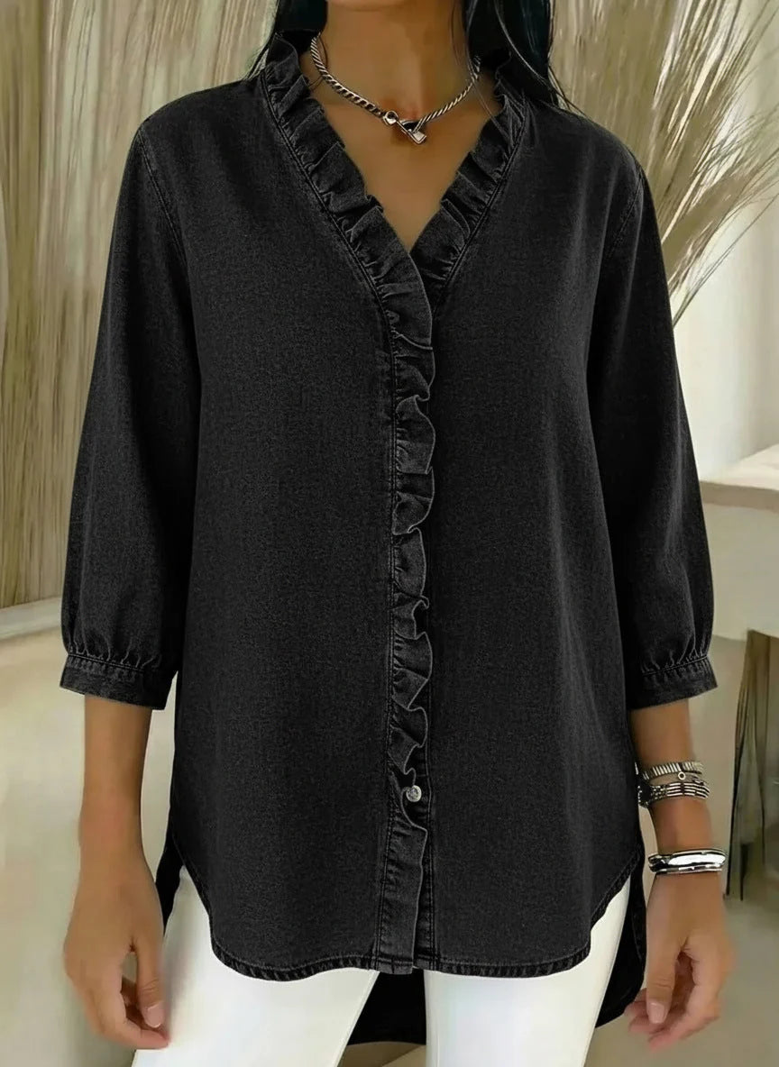 Chemise coupe droite femme en denim, volants à l'encolure V. Manches 3/4, look élégant et décontracté.