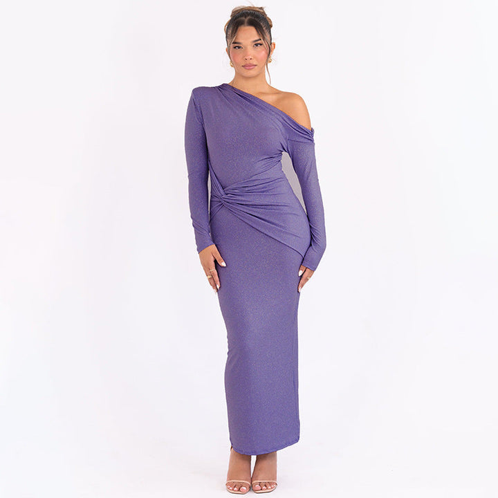 Robe ajustée noire pour femme, coupe moulante, épaule dénudée, manches longues. Mode féminine moderne.