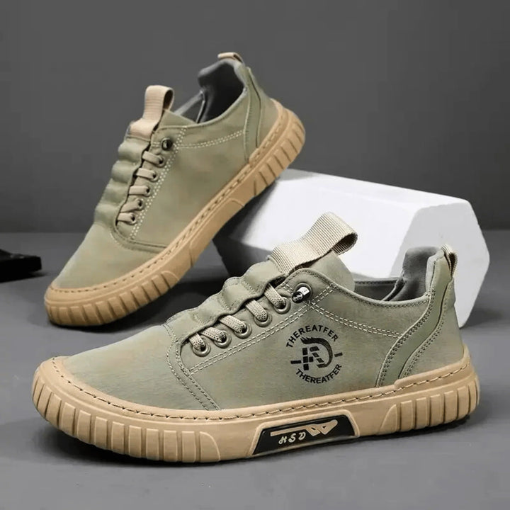 Gros plan sur les lacets et la texture respirante de la sneaker homme. Confort léger et style urbain garanti.