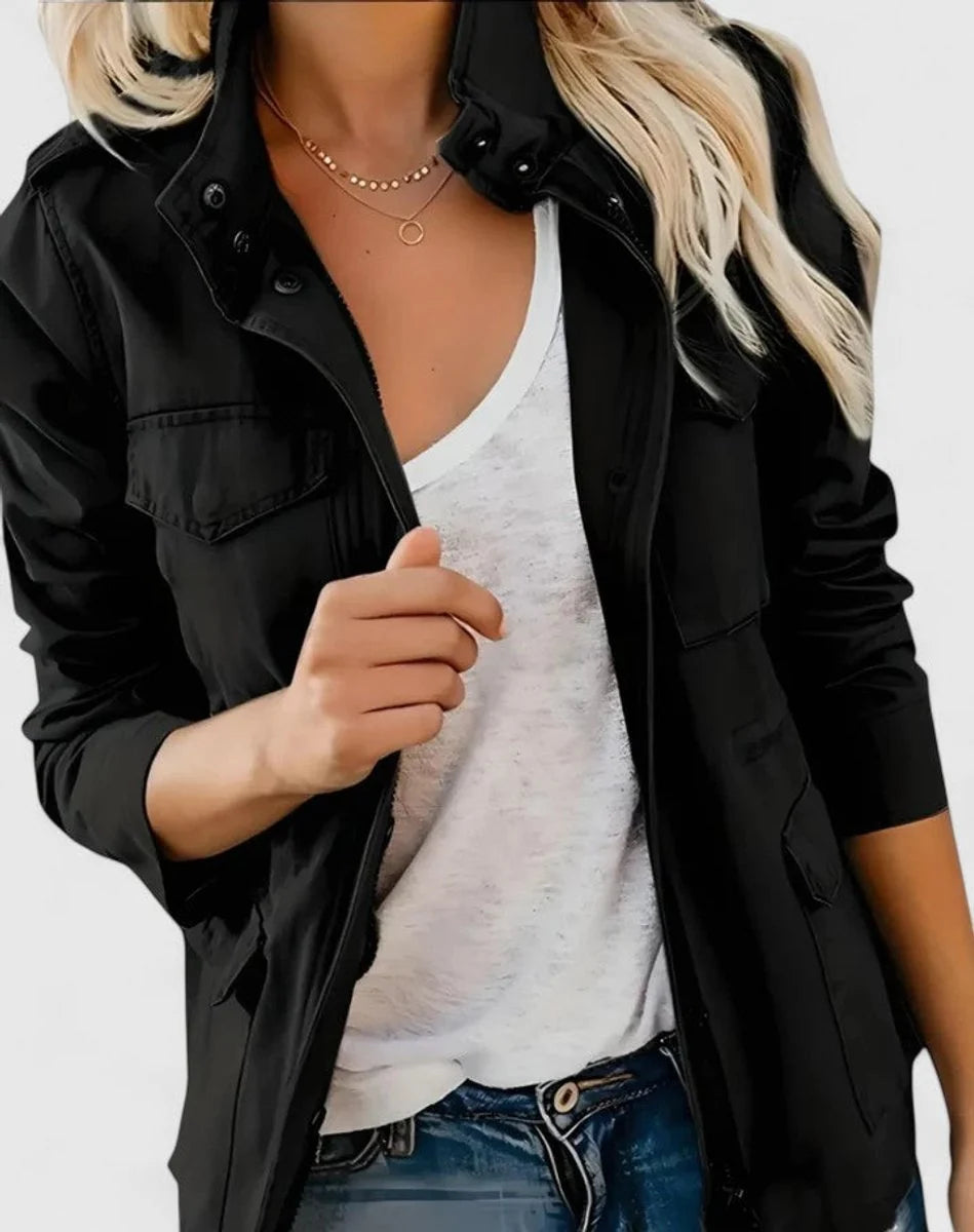 Veste cintrée femme courte, style moderne. Col revers élégant, idéale pour une silhouette chic et tendance.