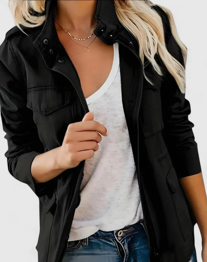 Veste cintrée femme courte, style moderne. Col revers élégant, idéale pour une silhouette chic et tendance.