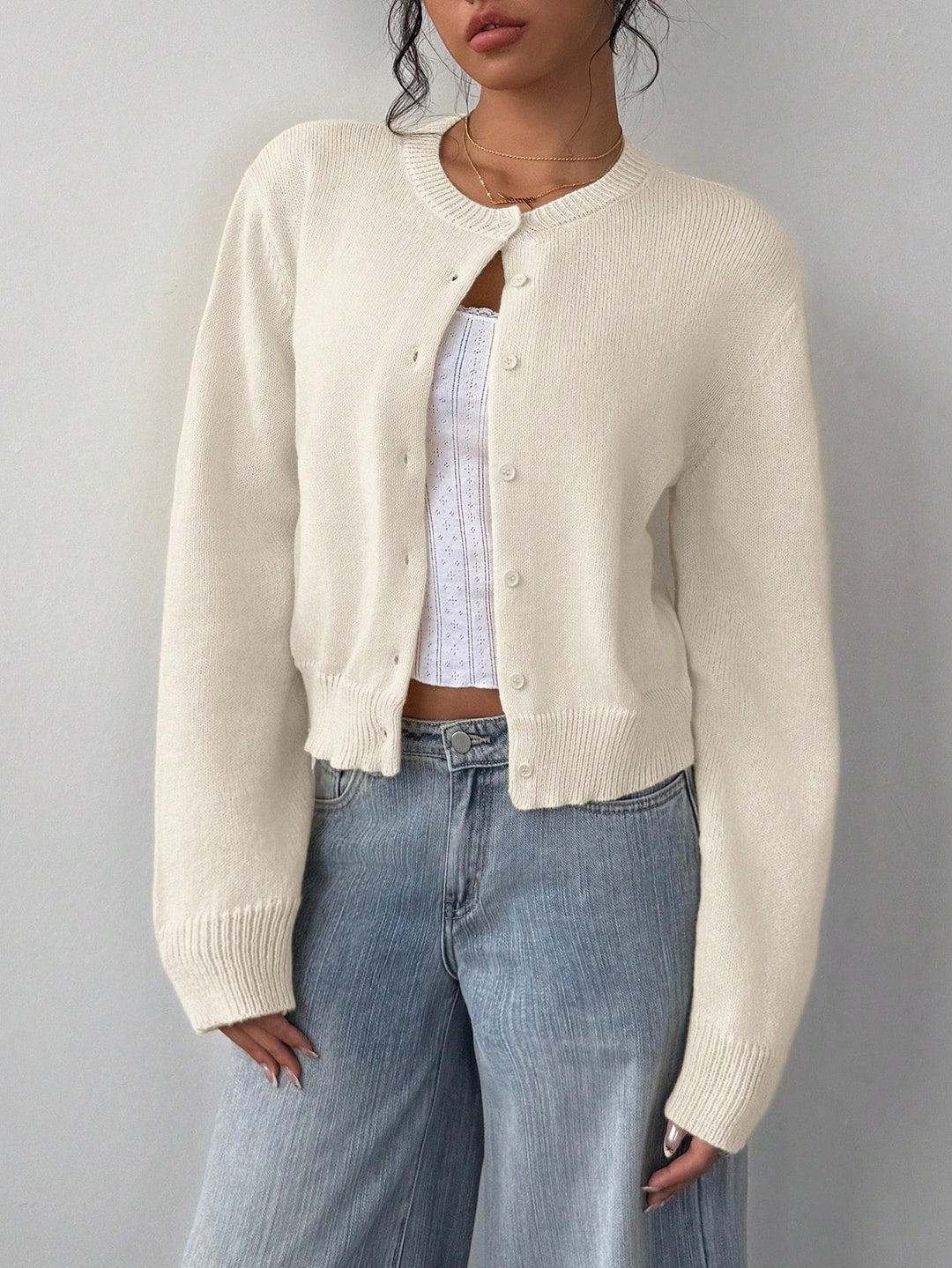 Veste femme courte et élégante, cardigan slim, touche chic pour la superposition.