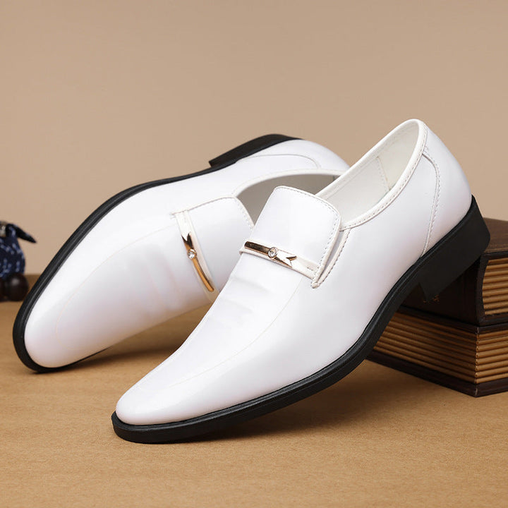 Mocassin homme noir brillant, bout pointu, barrette métal. Chaussure de ville polyvalente et stylée.