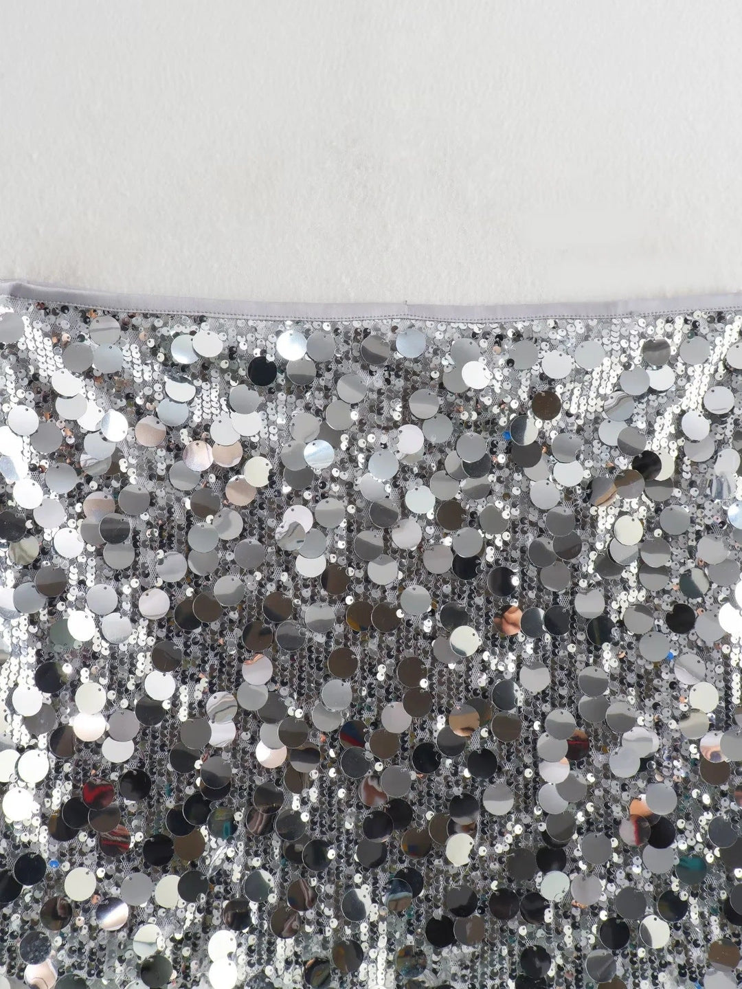 Jupe à sequins femme, coupe fourreau et brillante, parfaite pour un look de soirée chic et festive.