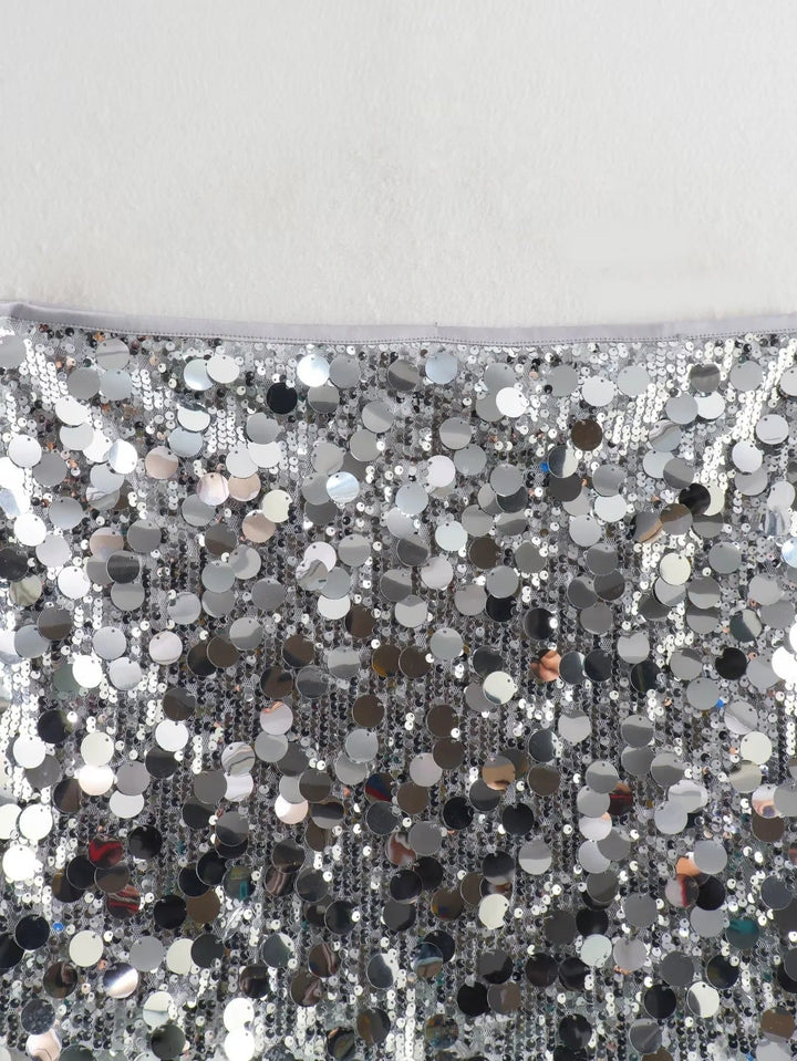 Jupe à sequins femme, coupe fourreau et brillante, parfaite pour un look de soirée chic et festive.