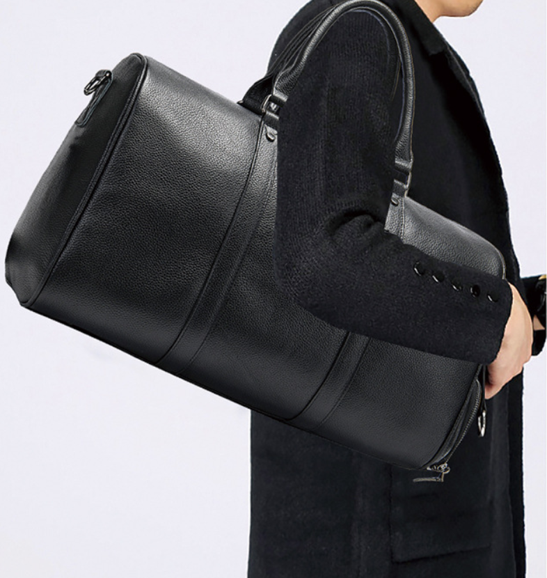 Élégant sac de voyage en cuir noir pour homme, compartiment à chaussures, idéal pour cabine et weekend.