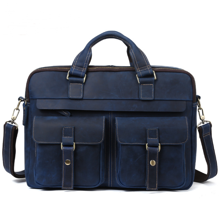 Gros plan sur le cuir véritable texturé du sac homme business, symbole d'élégance et de durabilité.