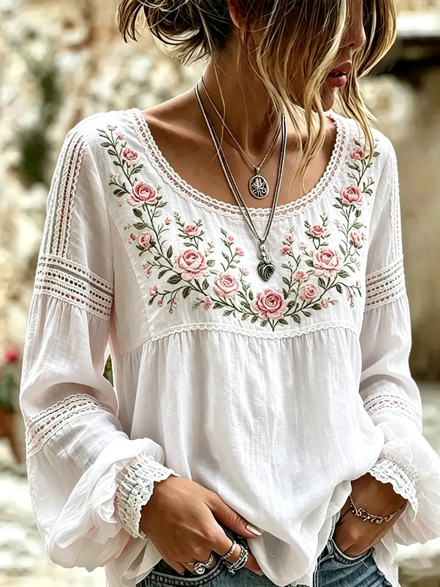 Blouse femme décontractée à broderie florale, style bohème. Parfaite pour un look chic et confortable.