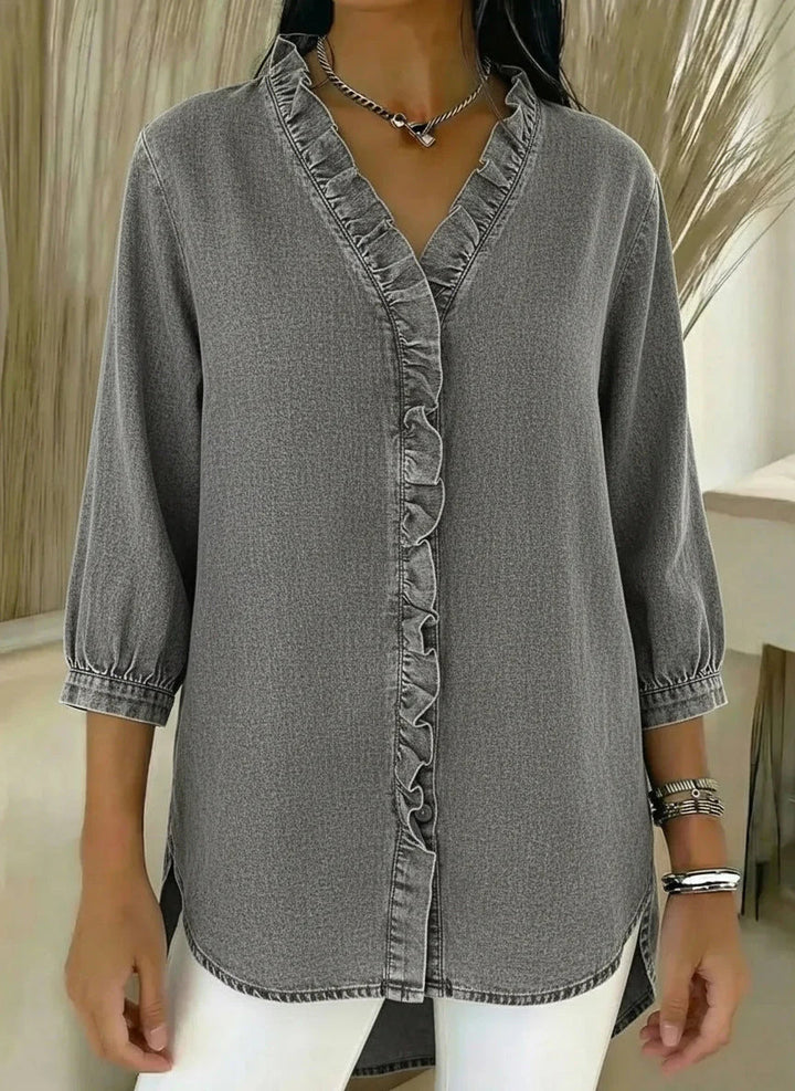 Chemise femme mode denim, encolure V volantée, manches 3/4. Un top décontracté chic et tendance.