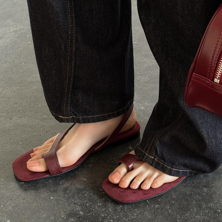 Sandales plates femme chic, style rétro avec bout carré. Confort et élégance pour toutes occasions d'été.