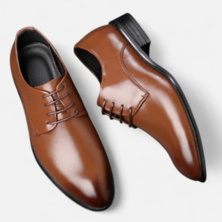 Chaussures de ville Derby noires, style formel et confort quotidien, un indispensable pour l'homme moderne.