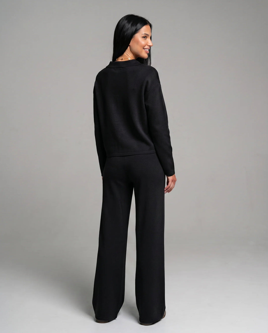 Vêtement femme ample et moderne: ensemble deux pièces avec haut col V et pantalon large pour confort.