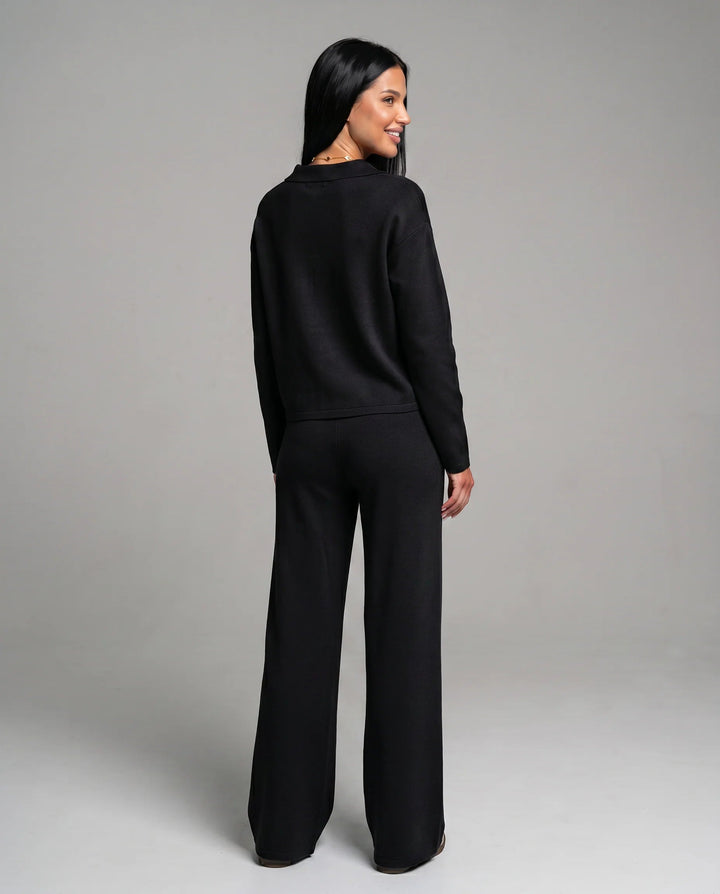 Vêtement femme ample et moderne: ensemble deux pièces avec haut col V et pantalon large pour confort.
