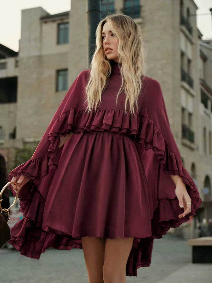 Mini-robe unie bordeaux à volants, coupe fluide pour femme. Chic et confortable, parfaite pour le printemps ou l'automne.