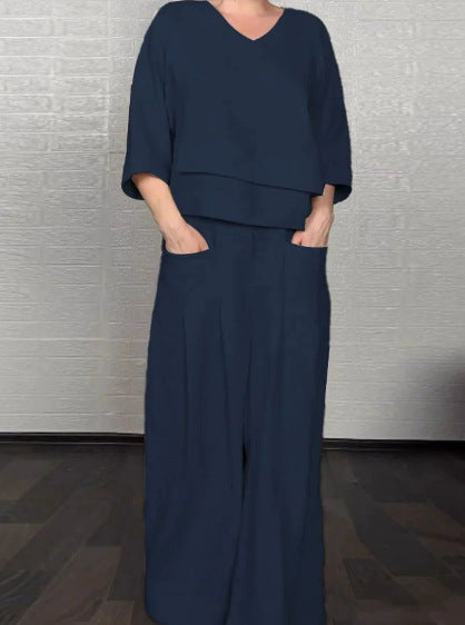 Mode féminine : ensemble deux pièces minimaliste avec top col rond et pantalon droit, idéal pour un style élégant.