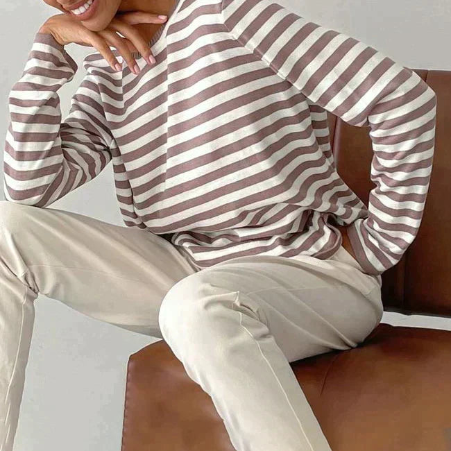 Pull femme doux et rayé, à manches longues, parfait pour un look décontracté-chic en automne.