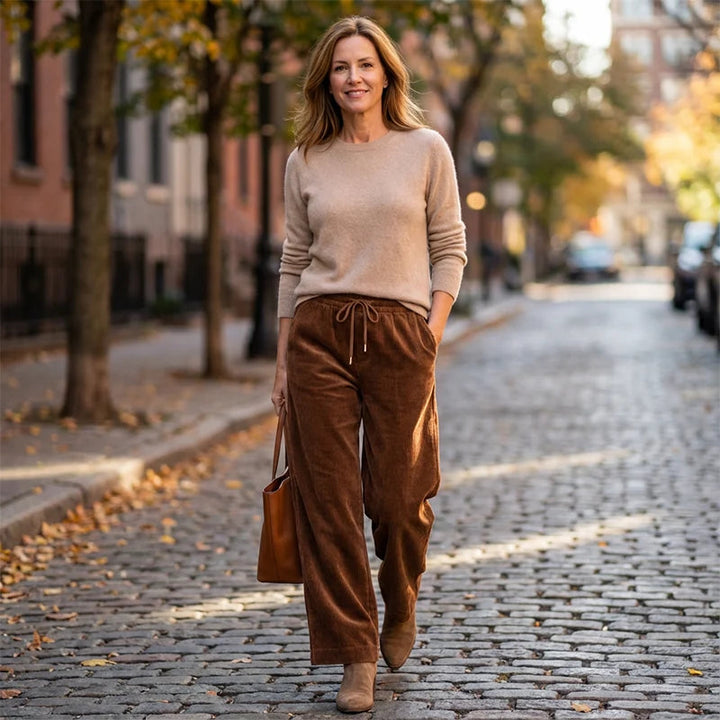 Pantalon femme en velours côtelé texturé, coupe large pour un style décontracté chic et confortable.
