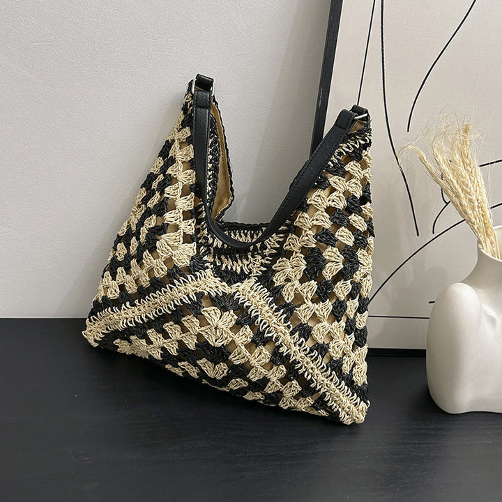 Détail d'un sac épaule en paille tissé main, texture naturelle unique. Léger et élégant.