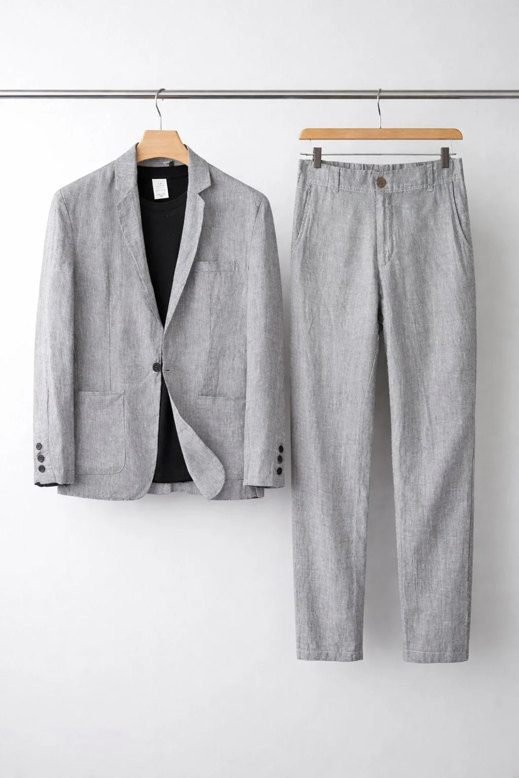 Ensemble costume homme décontracté, parfait pour la saison chaude. Veste et pantalon élégants et confortables.