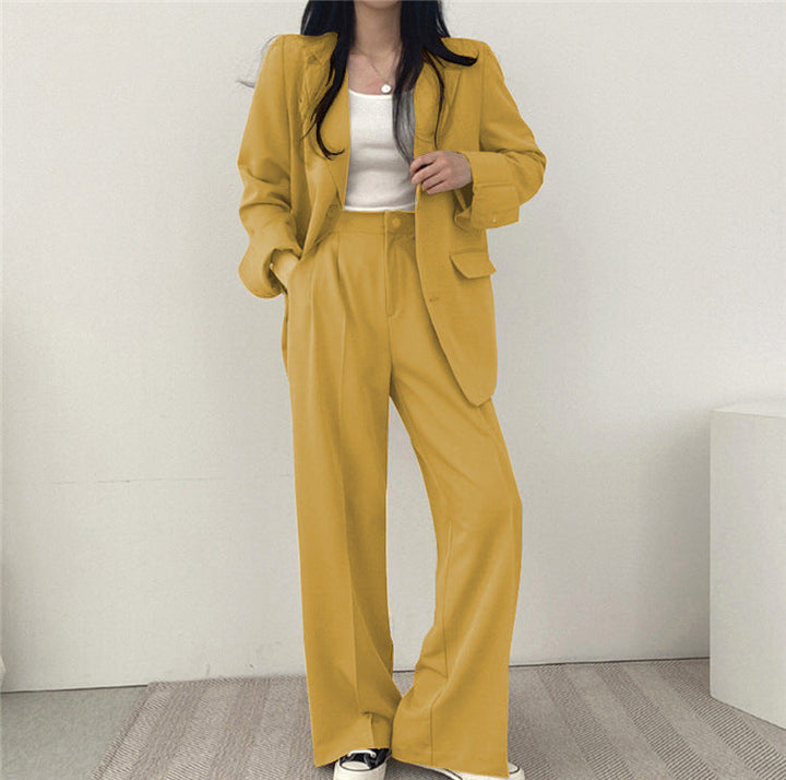 Ensemble tailleur femme décontracté, style coréen chic avec veste fluide et pantalon élégant d'été.