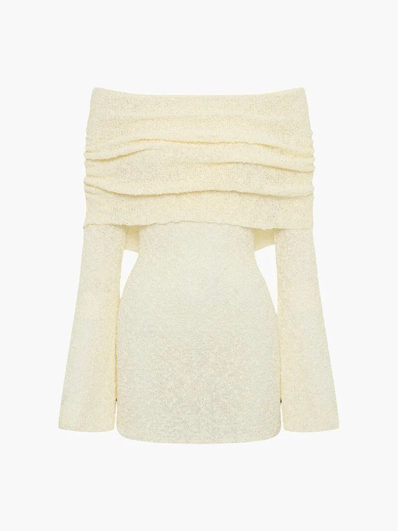 Élégante mini robe ajustée femme, épaules dénudées, grand col, finitions ajourées. Parfaite pour une soirée.