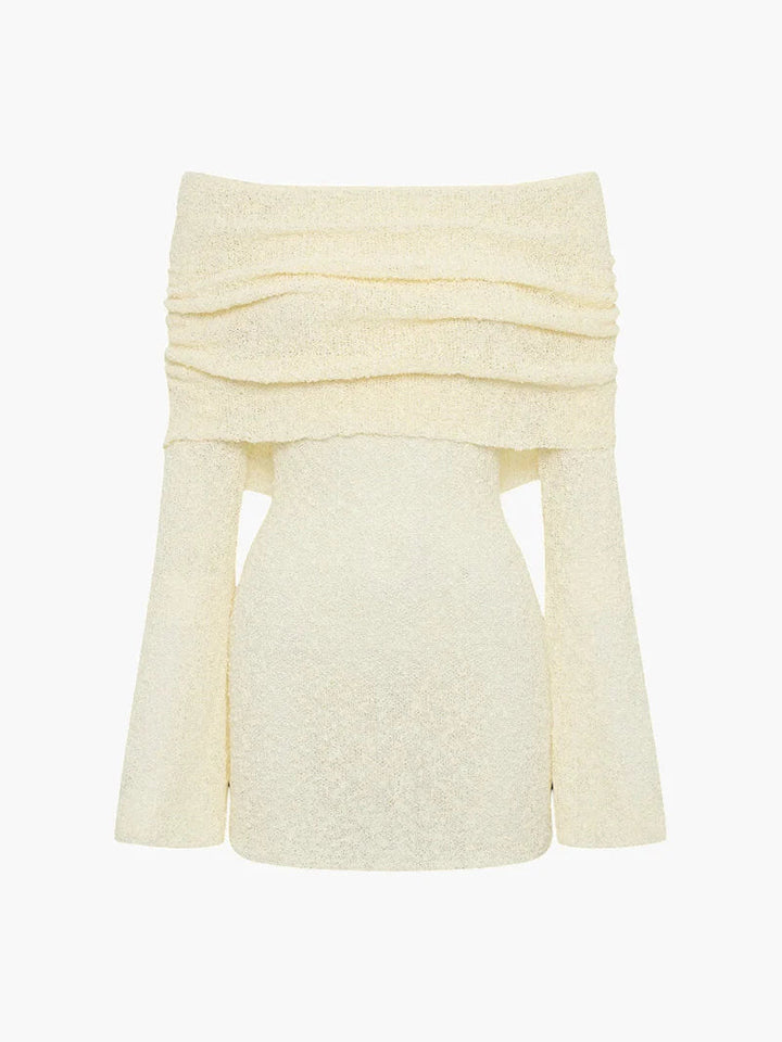 Élégante mini robe ajustée femme, épaules dénudées, grand col, finitions ajourées. Parfaite pour une soirée.