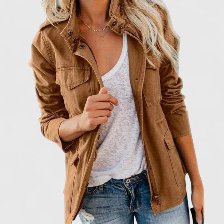 Veste femme élégante coupe cintrée. Col revers moderne, parfaite pour un look chic et tendance mode printemps.