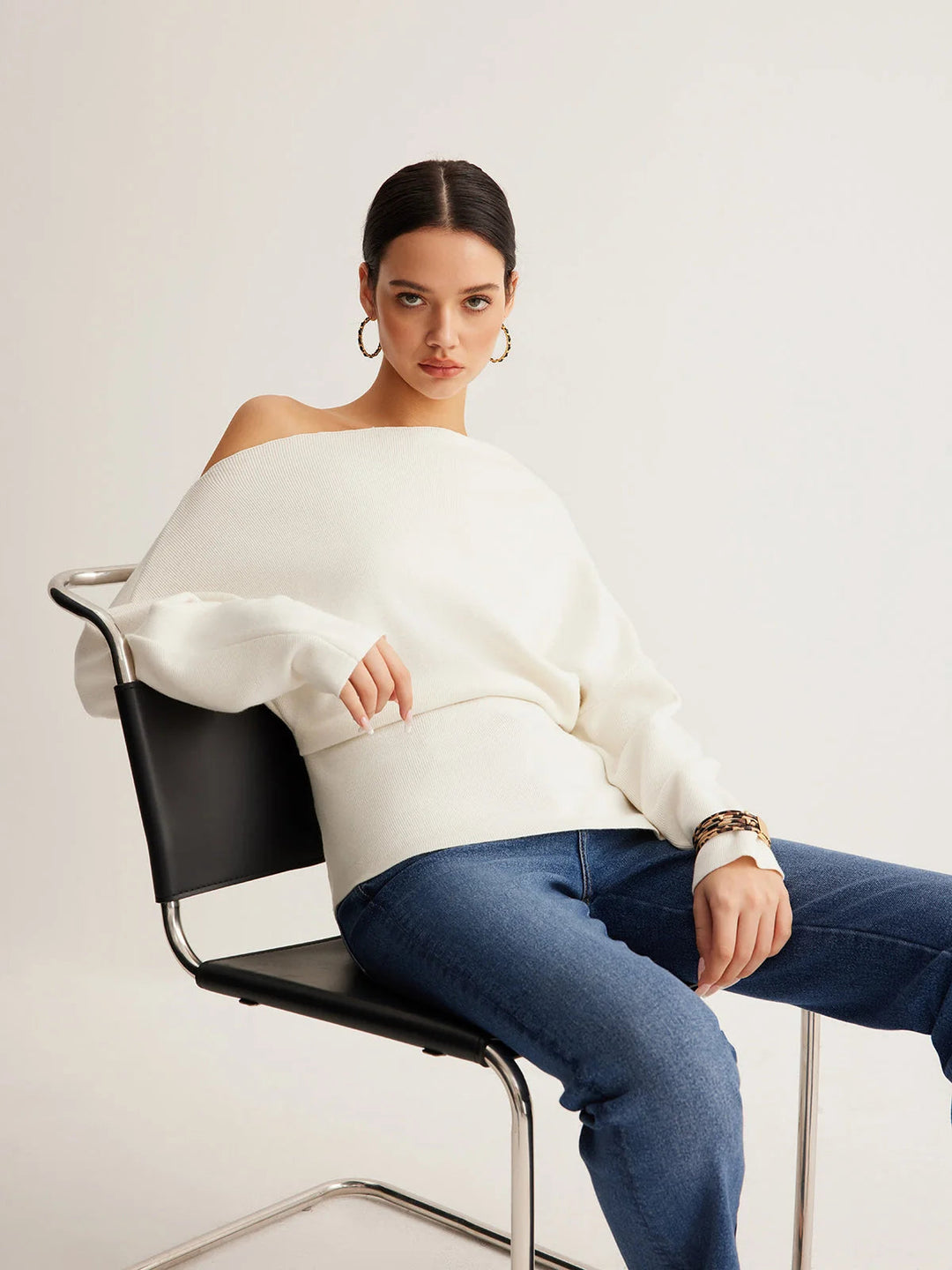 Pull femme blanc, épaules dénudées, col bateau, élégant et confortable.
