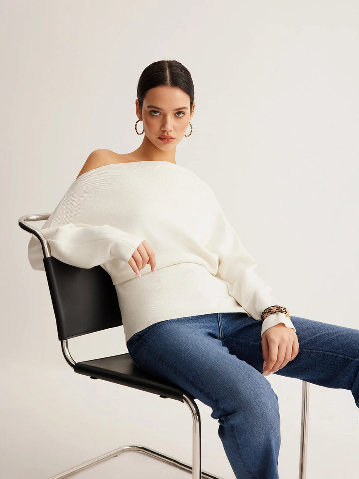 Pull femme blanc, épaules dénudées, col bateau, élégant et confortable.
