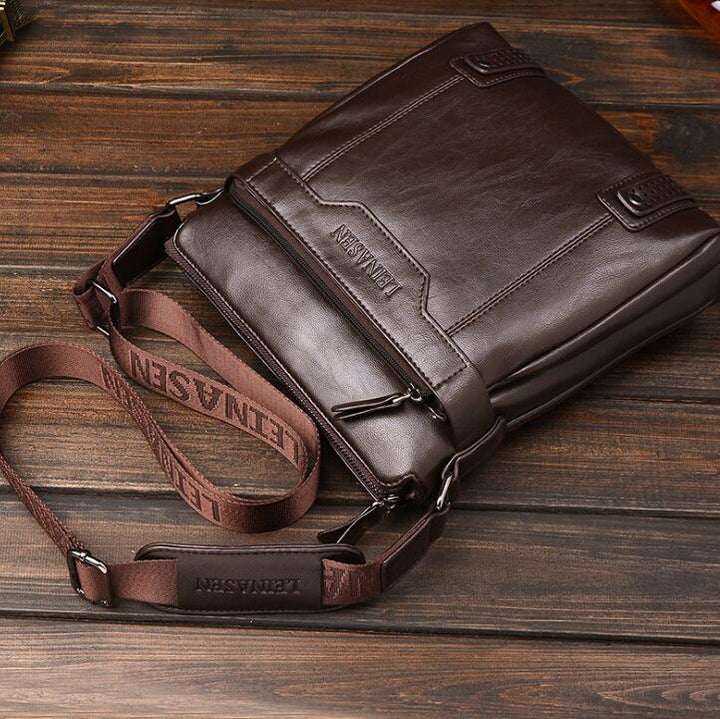 Sac bandoulière homme minimaliste, parfait pour le quotidien. Accessoire élégant en divers coloris.