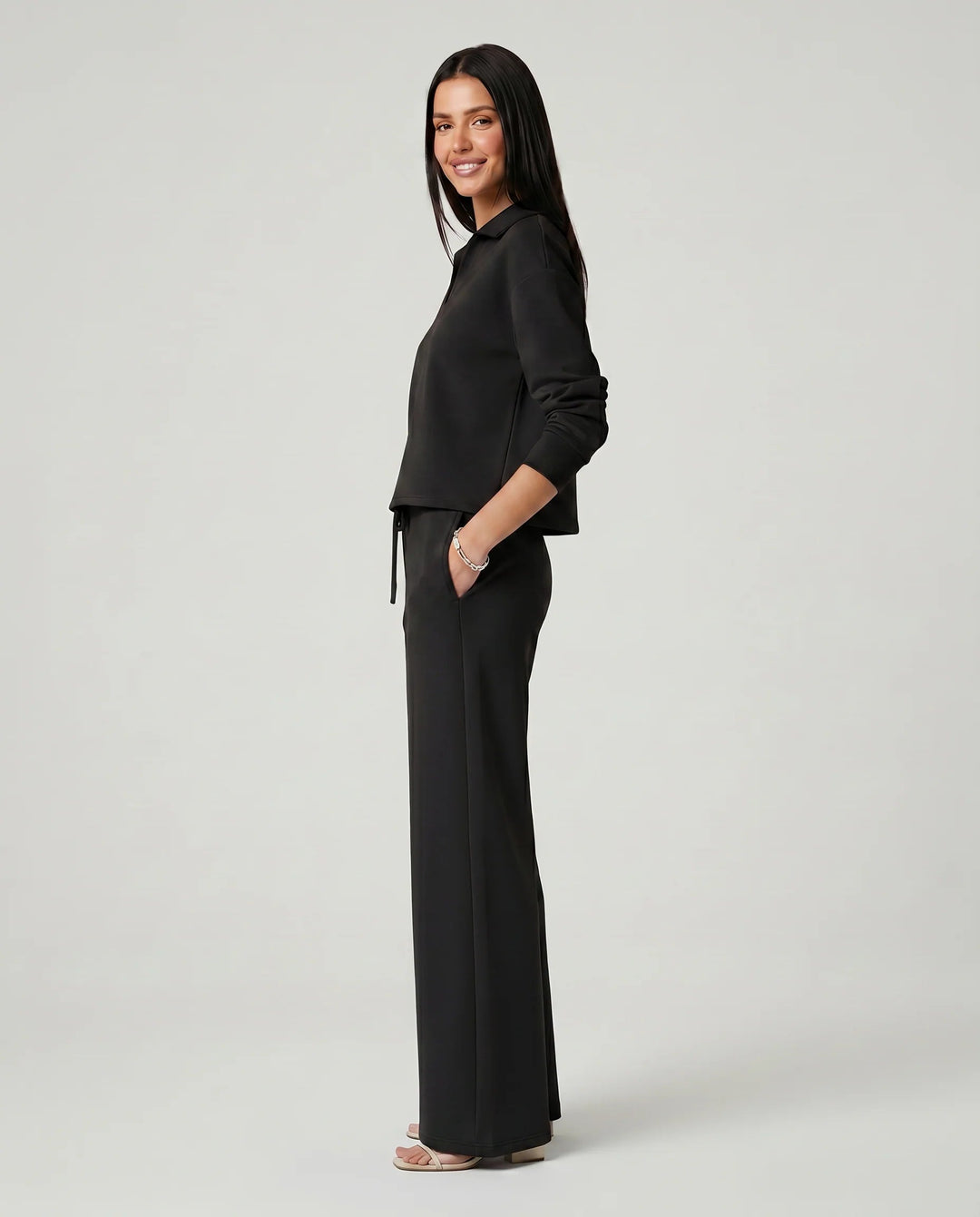 Tenue femme versatile: ensemble deux pièces chic-décontracté. Haut col V et pantalon large tendance.