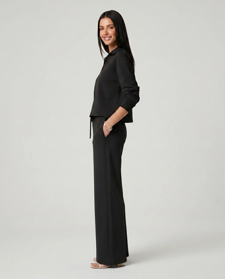 Tenue femme versatile: ensemble deux pièces chic-décontracté. Haut col V et pantalon large tendance.