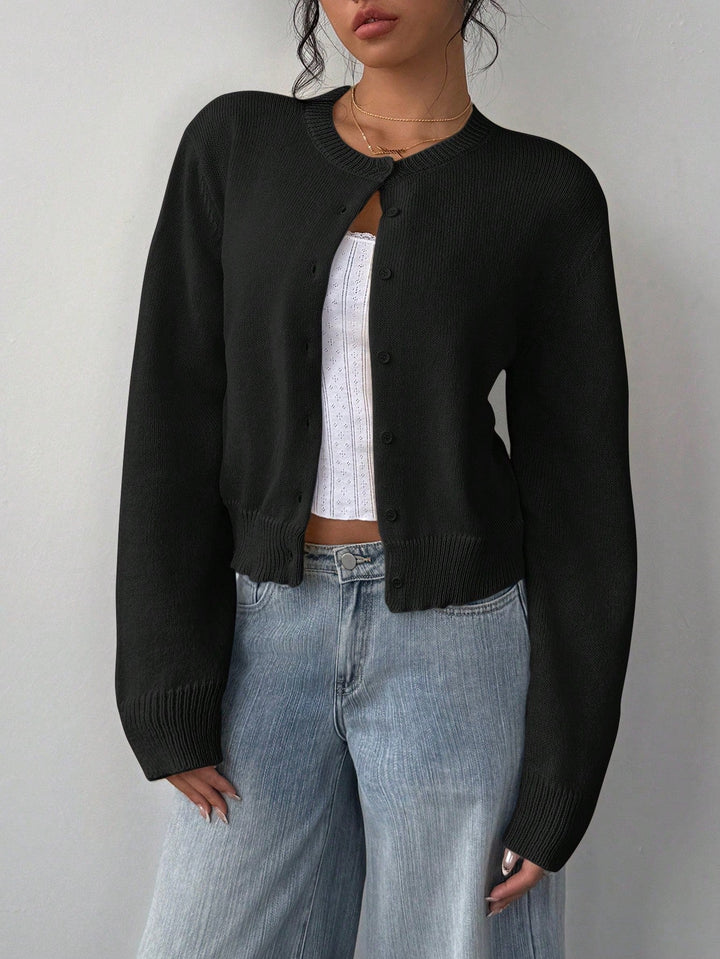 Cardigan femme élégant, coupe slim courte, idéal pour un style moderne et polyvalent.