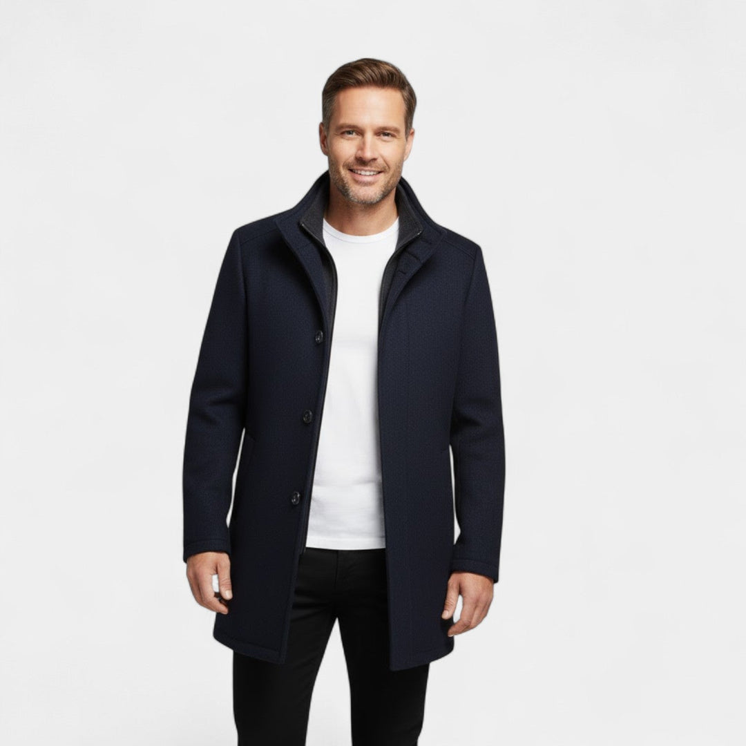 Manteau hiver homme chic, coupe ajustée et doublure chaude pour un look urbain élégant.