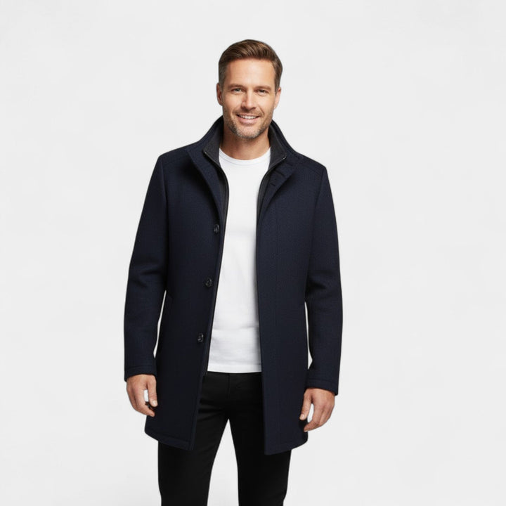 Manteau hiver homme chic, coupe ajustée et doublure chaude pour un look urbain élégant.