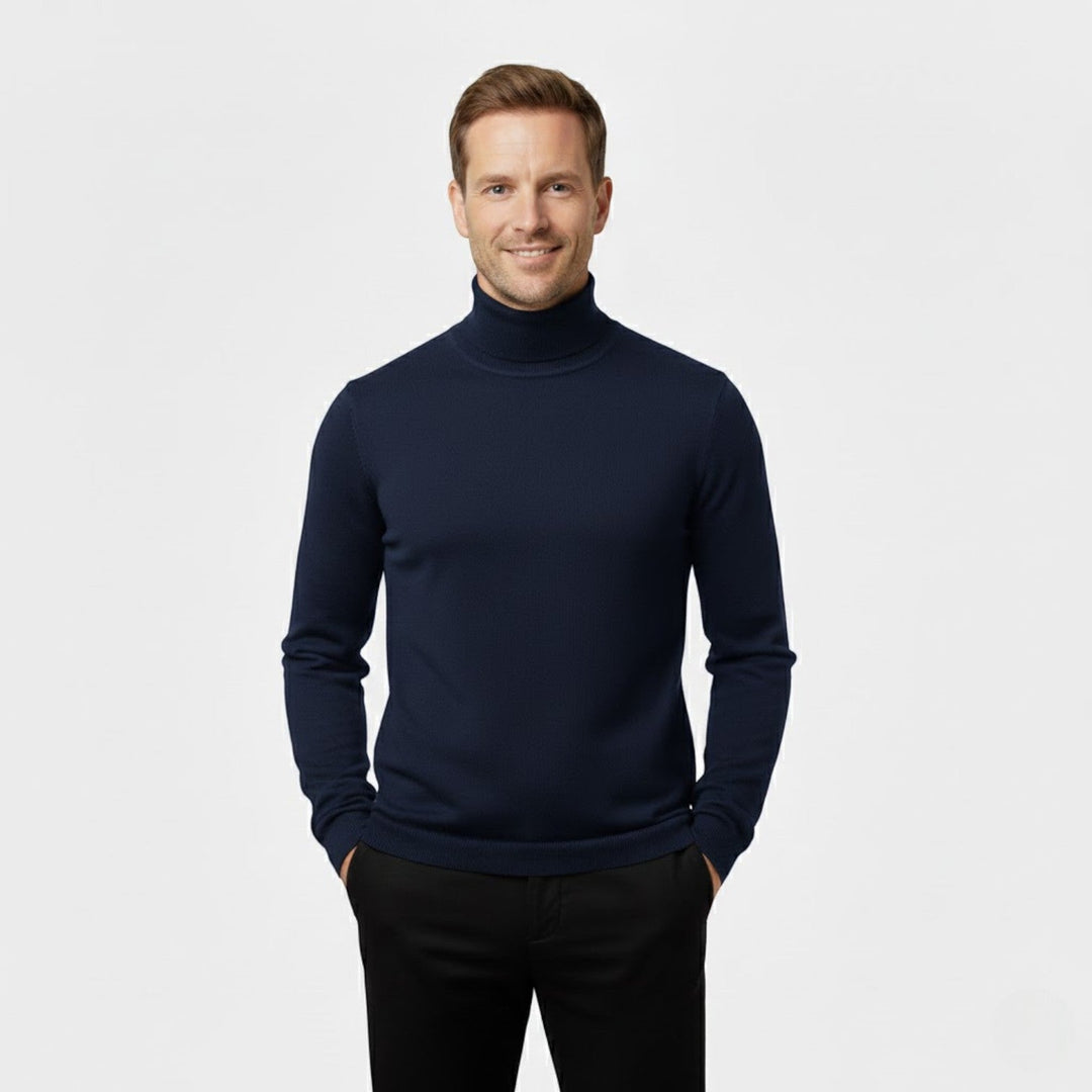 Homme vêtu d'un pull col roulé slim élégant, valorisant la silhouette, look automne-hiver sophistiqué.