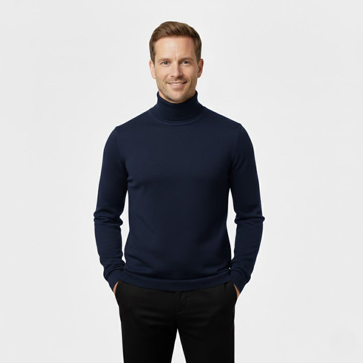 Homme vêtu d'un pull col roulé slim élégant, valorisant la silhouette, look automne-hiver sophistiqué.