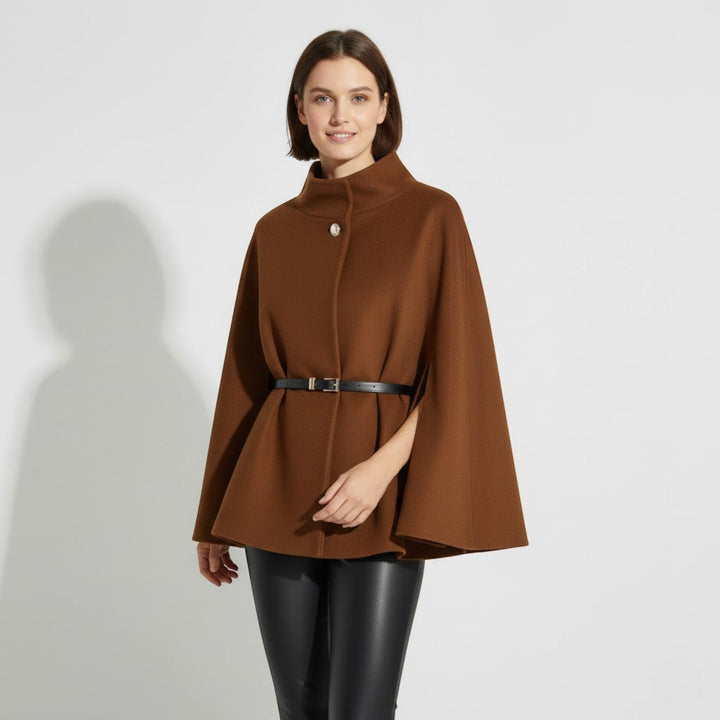 Manteau court femme moderne et confortable, idéal pour une mode hivernale élégante et polyvalente.