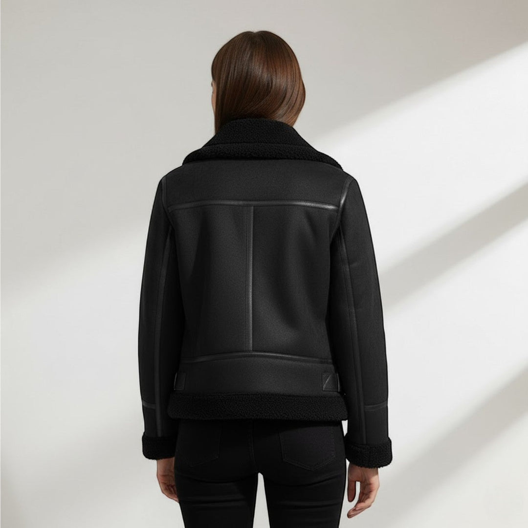 Veste femme structurée avec une coupe chic et ajustée, parfaite pour rester élégante pendant l'hiver.