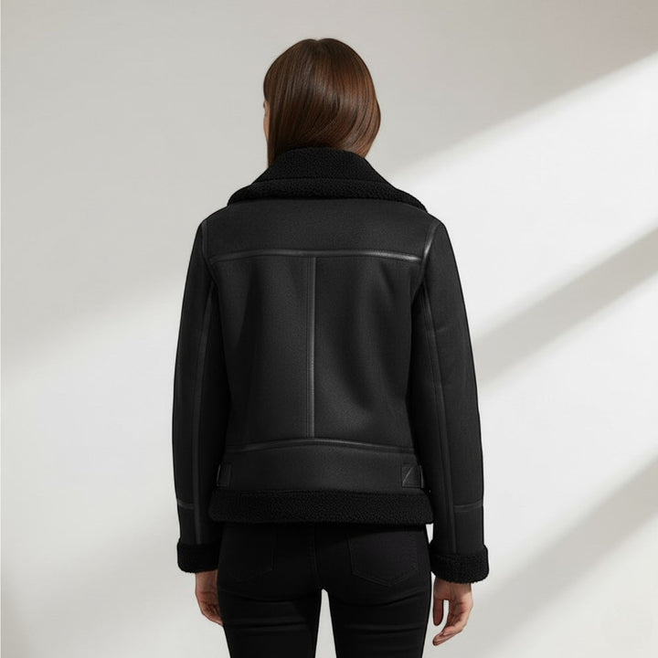 Veste femme structurée avec une coupe chic et ajustée, parfaite pour rester élégante pendant l'hiver.