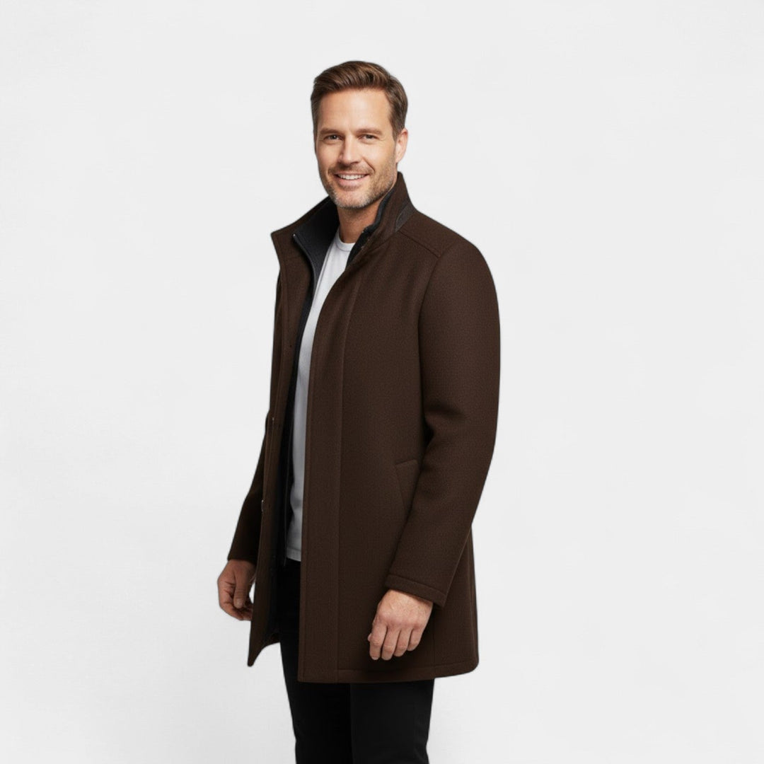 Manteau homme mi-long sophistiqué, parfait pour l'hiver, s'adaptant aux tenues formelles et décontractées.